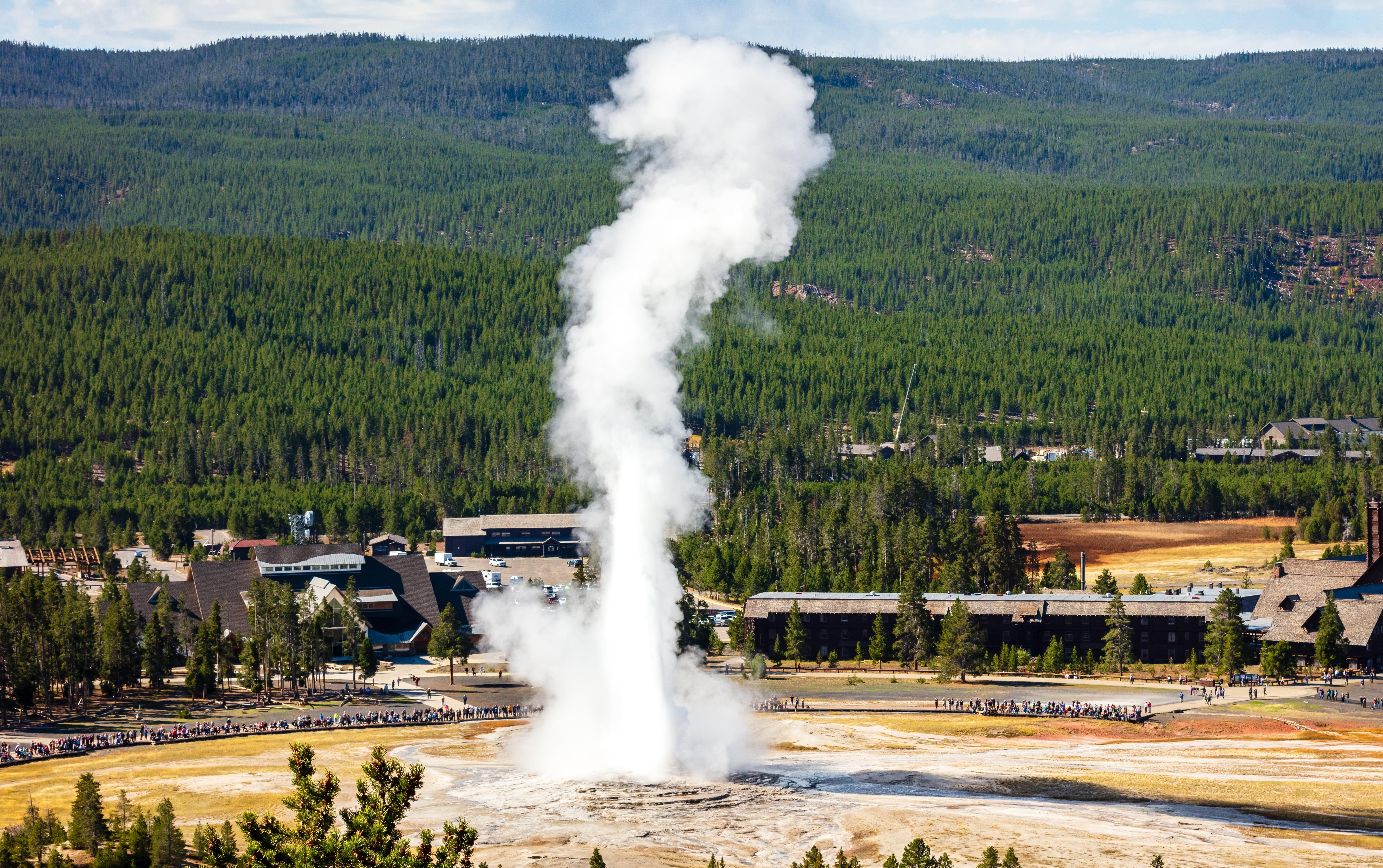 4-Day Luxury Boutique Yellowstone Tour from Salt Lake City【Max 10 Pax Small Group】: Great Salt Lake, The Grand Prismatic Hot Spring, Old Faithful Geyser, Yellowstone Bear World